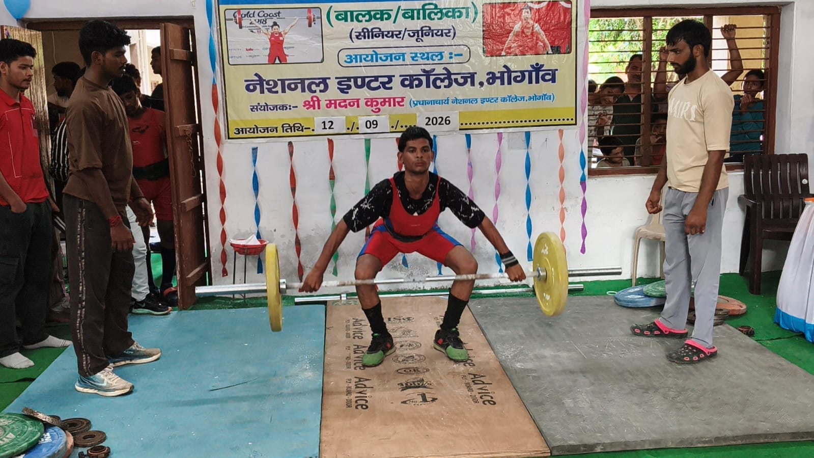 फोटो 12 भारोत्तोलन प्रतियोगिता में भार उठाने का प्रयास करता खिलाड़ी। संवाद