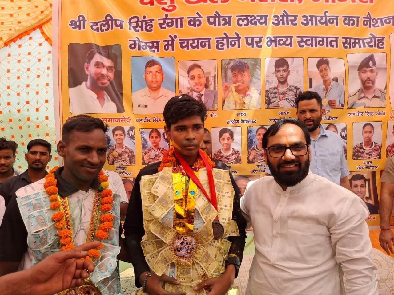 फोटो 12जेएनडी29-खिलाड़ियों को सम्मानित करते हुए विधायक देवेंद्र चतरभुज अत्री। स्रोत ग्रामीण