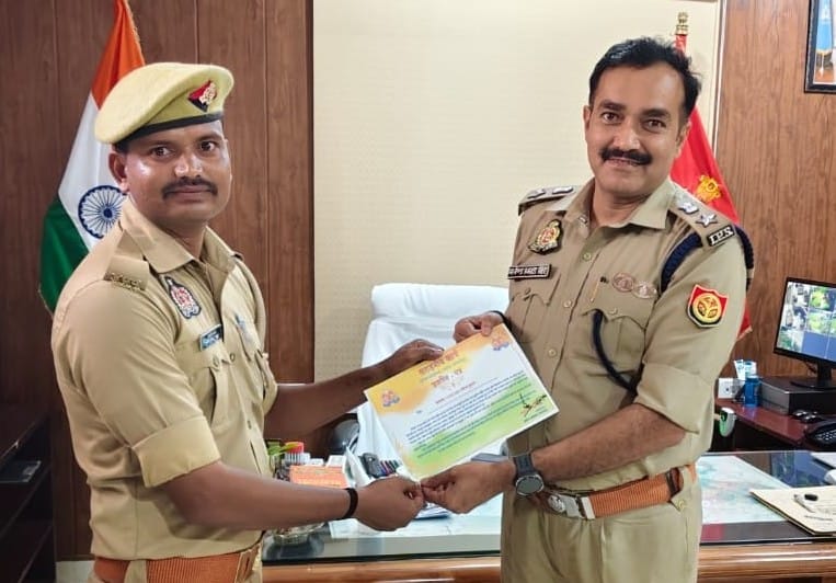 फोटो-19-बेहतर कार्य के लिए पुलिसकर्मी को सम्मानित करते एसपी मार्तंड प्रकाश सिंह ।-स्रोत : विभाग