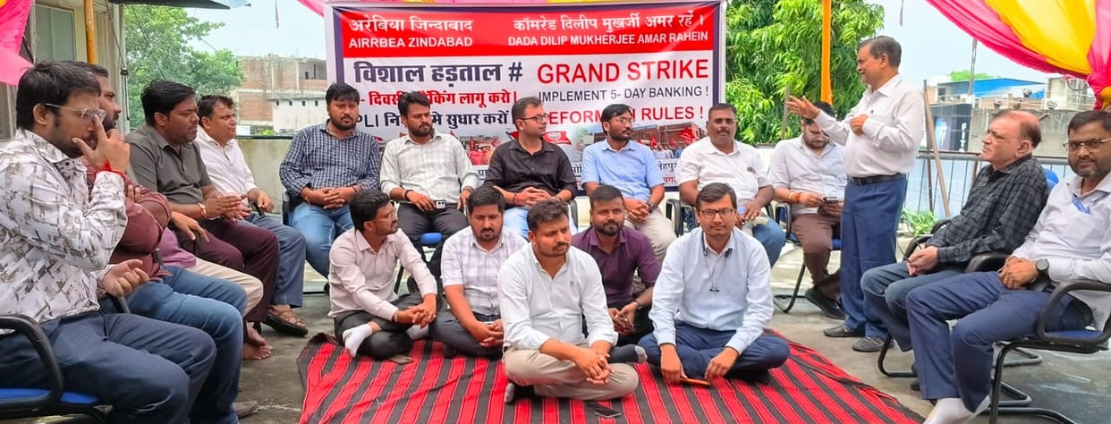 Business worth 100 crore affected by bank strike.