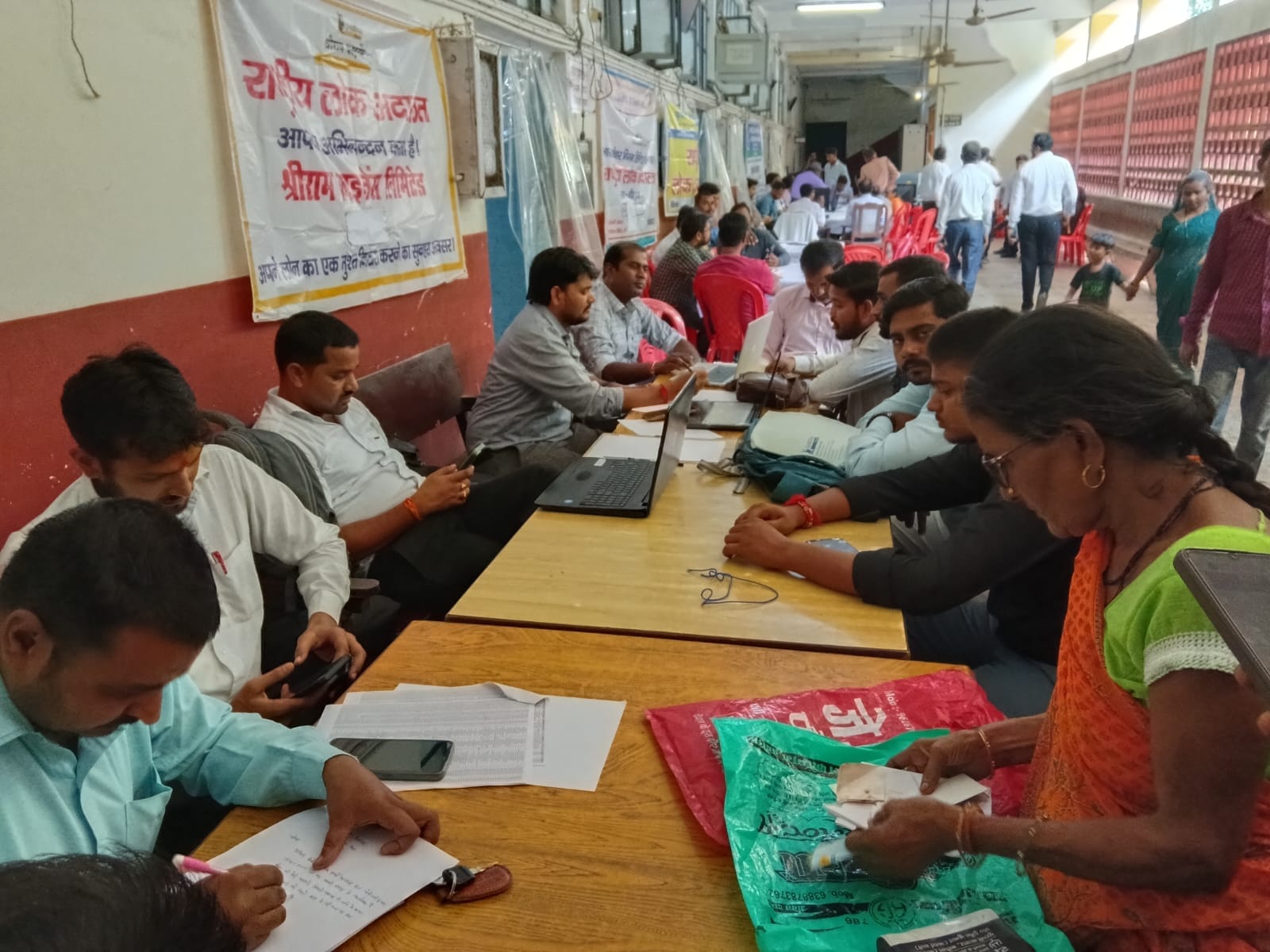 फोटो-24-लोक अदालत में अपनी स्टाल में मौजूद बैंक प्रतिनिधि। संवाद