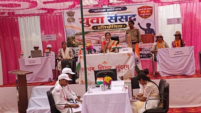 फोटो नंबर-06जिला स्तरीय युवा संसद प्रतियोगिता में भाग लेते विद्यार्थी। स्रोत: विभाग