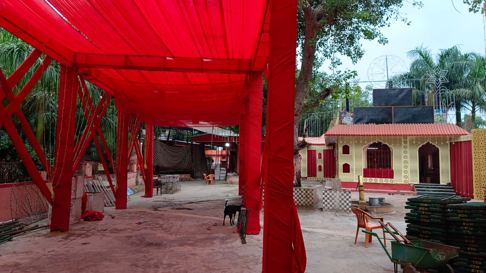 फोटो नंबर-07गणेश उत्सव को लेकर छोटा-बड़ा तालाब पर तैयार किया जा रहा पंडाल। संवाद