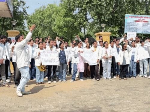 फोटो नंबर-15स्टाइपेंड बढ़ाने की मांग को लेकर प्रदर्शन करते आयुष कॉलेज के विद्यार्थी। संवाद