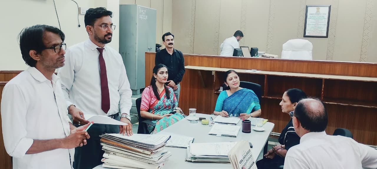 फोटो नंबर- 17नारनौल में आयोजित लोक अदालत में केसों का निपटारा करते न्यायाधीश। स्रोत : प्रशासन