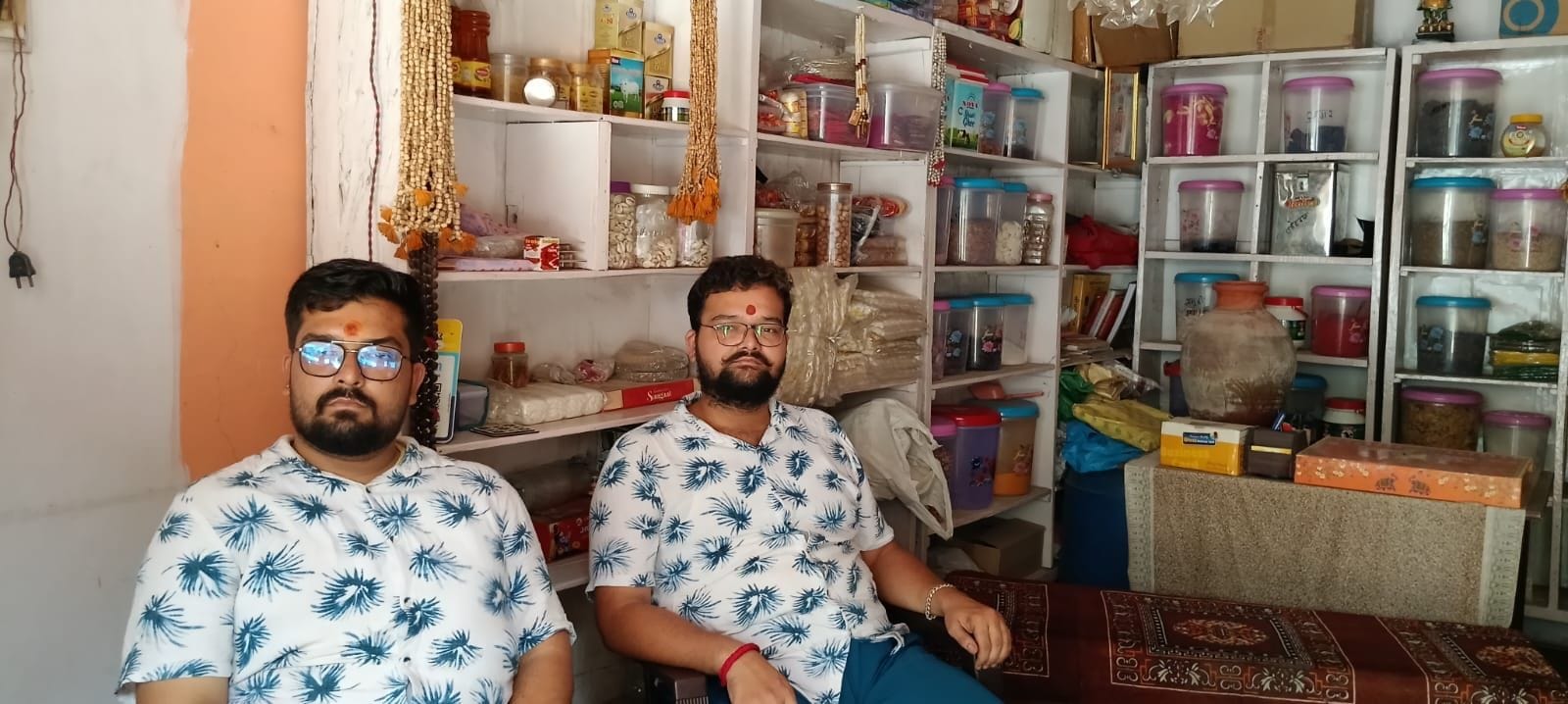 फोटो संख्या:65- सब्जी मंडी रोड पर दुकान पर रखी पूजा सामग्री--संवाद
