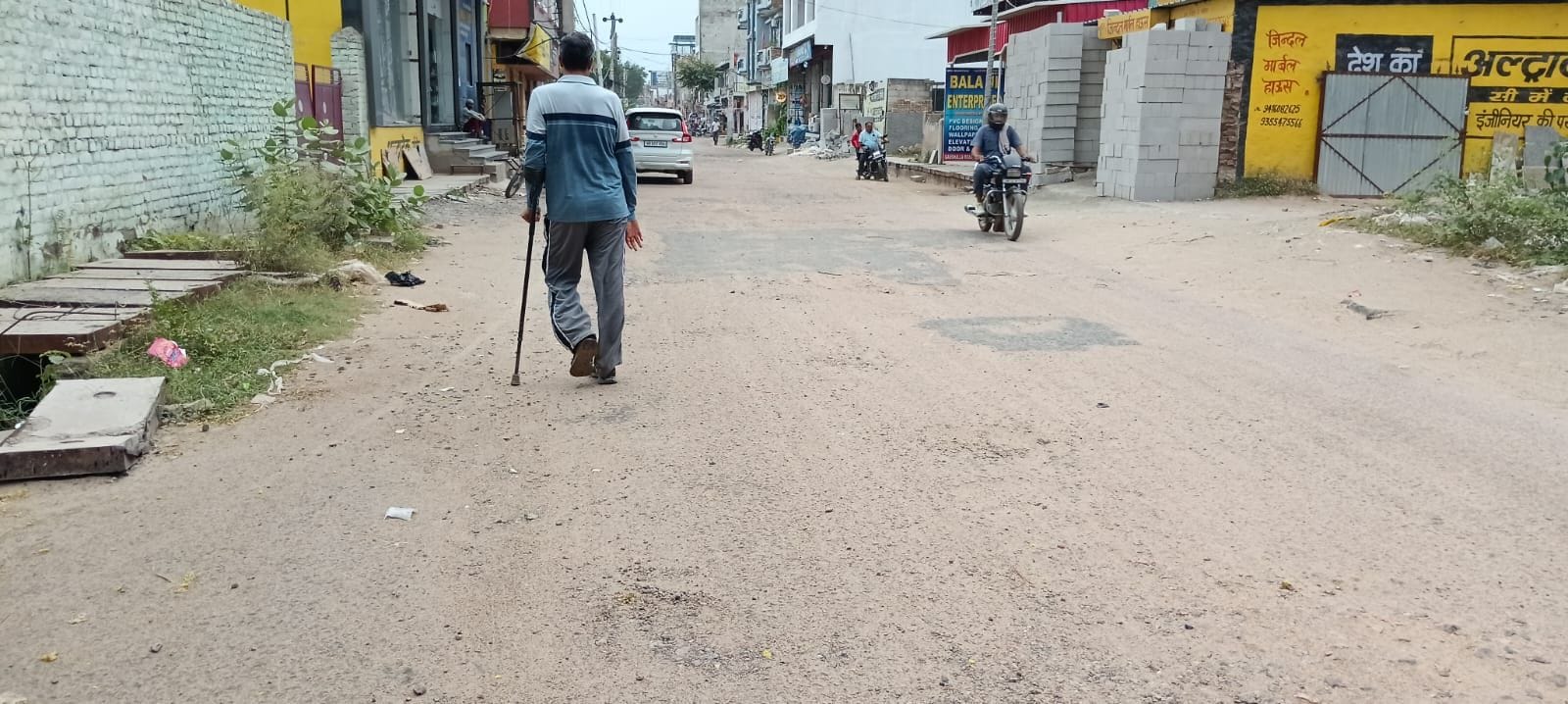 फोटो संख्या:71- गोशाला से मसानी चौक तक बदहाल मार्ग--संवाद
