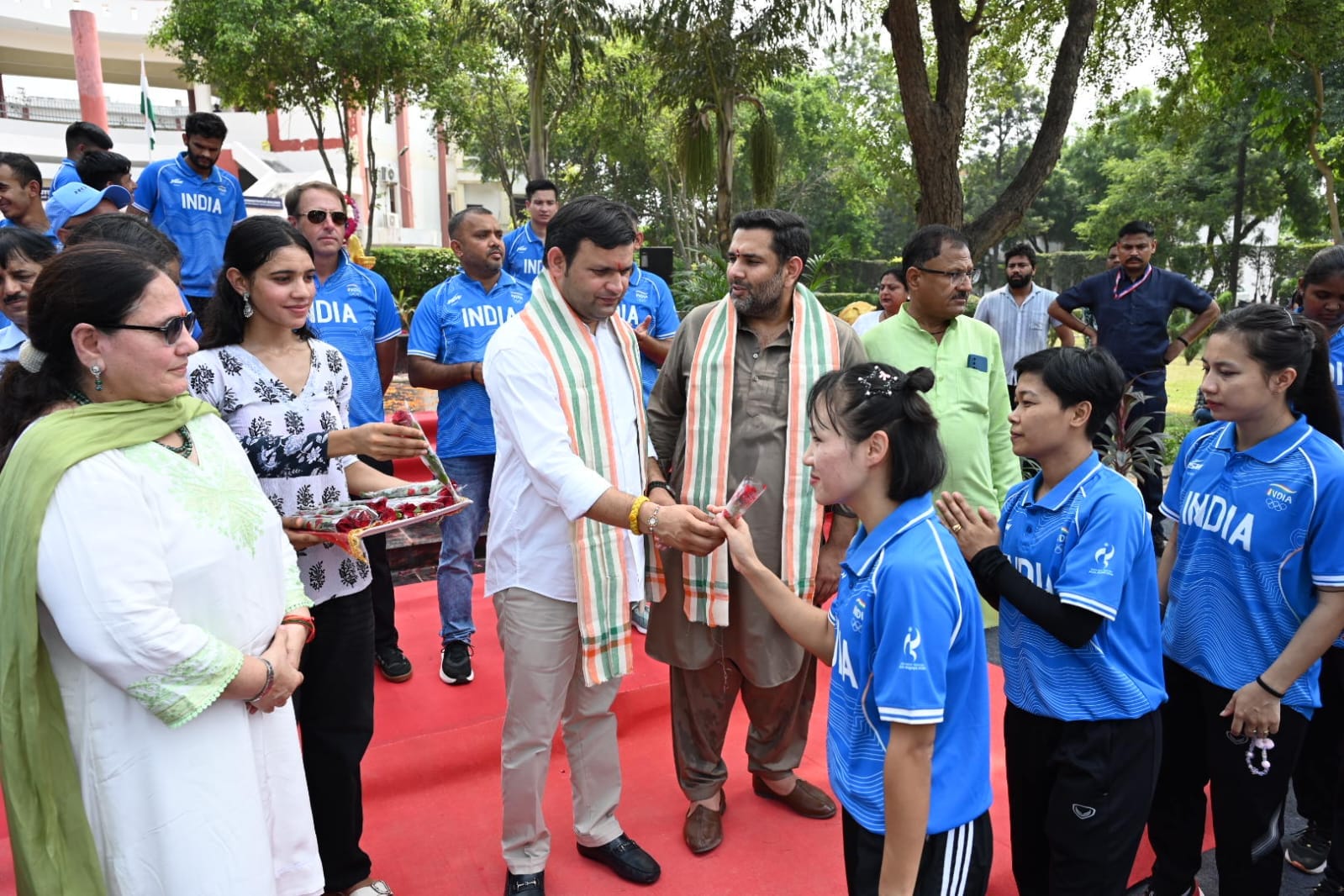 फोटो : सोनीपत के बहालगढ़ स्थित साई सेंटर से एशियन गेम्स के लिए रवाना करने से पहले खिलाड़ियो