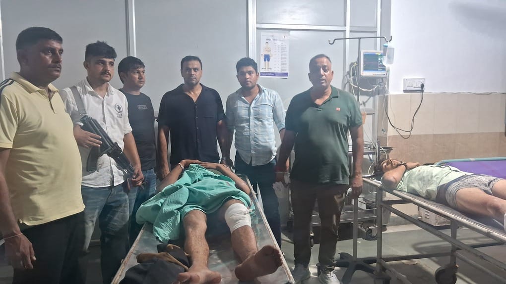 फोटो: सोनीपत के गांव हरसाना कलां में हुई मुठभेड़ के बाद खरखौदा के अस्पताल में घायल बदमाशों को ले