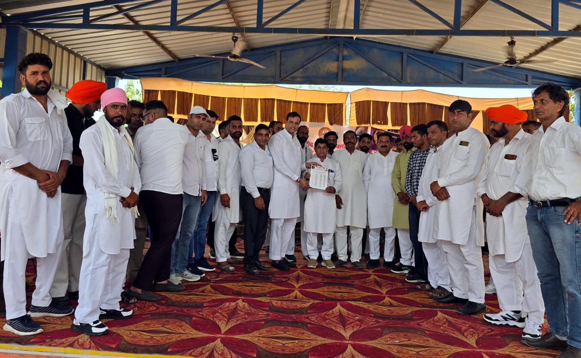 फतेहाबाद। गांव अलीका में 31 सदस्यीय कमेटी की घोषणा करते नशामुक्ति सेना के संस्थापक भवानी सिंह। 