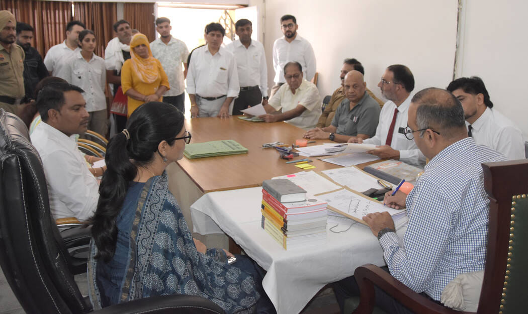 फतेहाबाद। जिला मुख्यालय पर आयोजित राष्ट्रीय लोक अदालत में मामलों की सुनवाई करते हुए न्यायाधीश। 