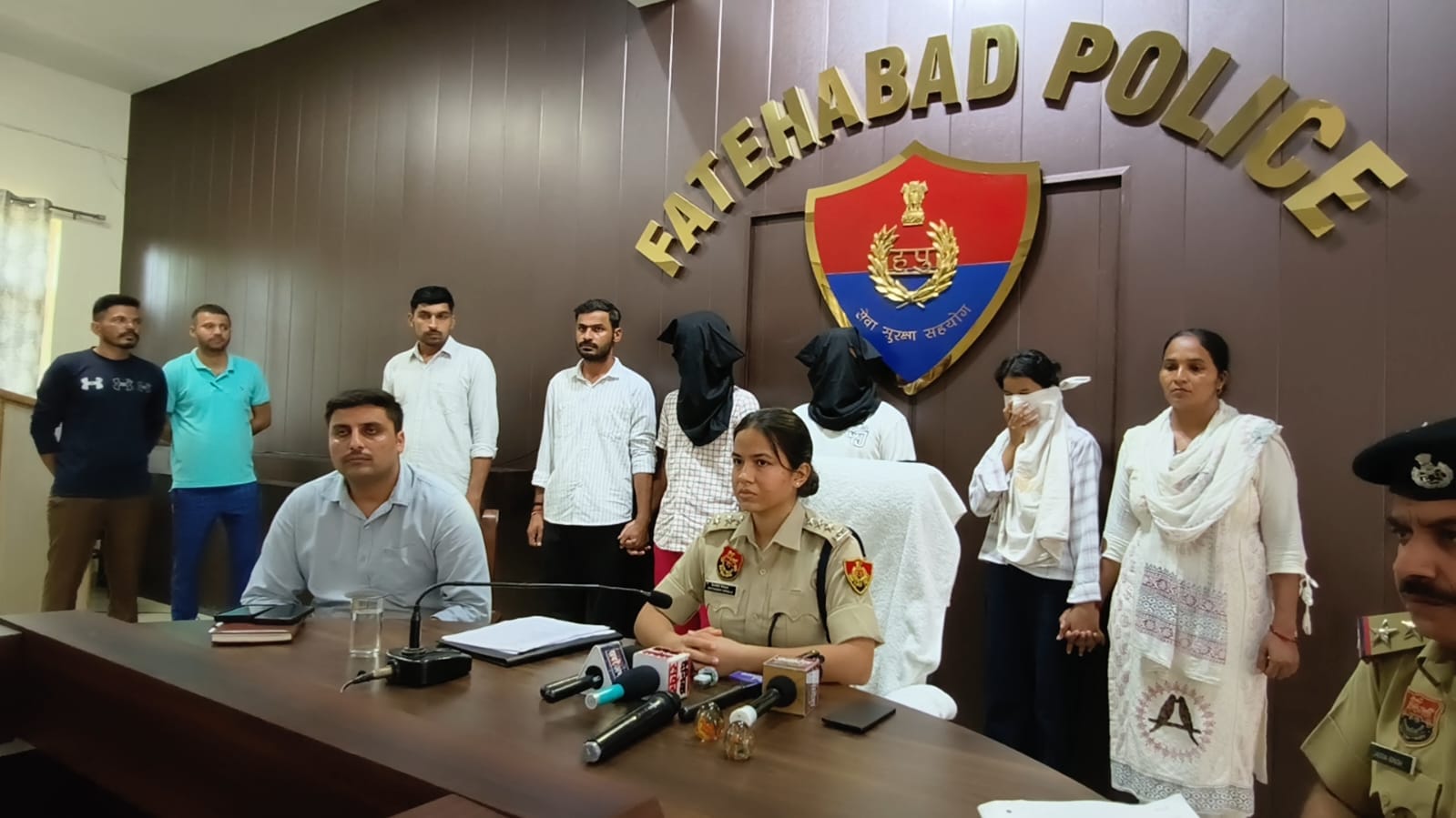 फतेहाबाद में कोकीन के साथ पकड़े गए आरोपियों के बारे में जानकारी देते हुए एएसपी स्त्रोत पुलिस 