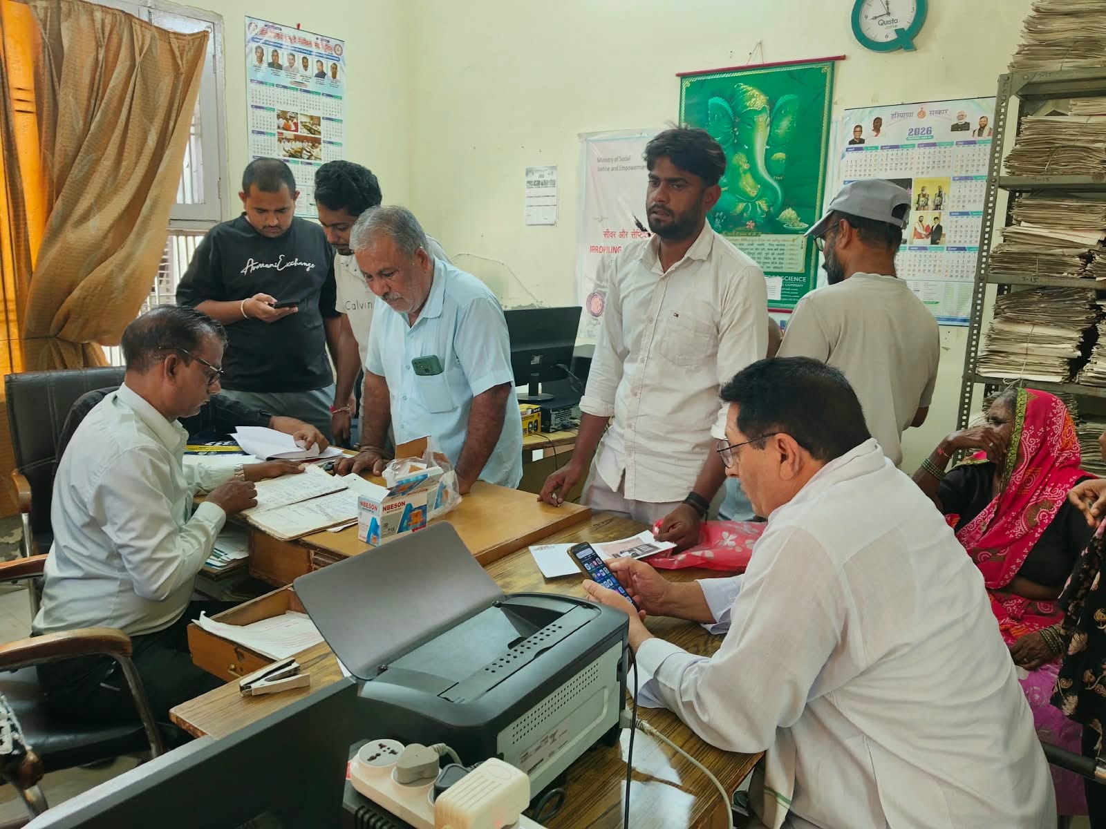 फतेहाबाद में पानी कनेक्शन के लिए पहुंचे लोग संवाद