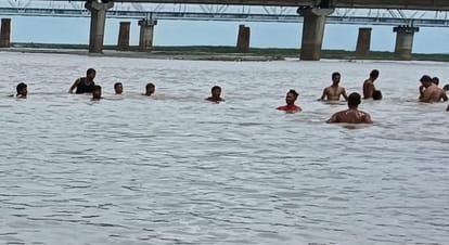 गंगा में बालिका के डूबने के बाद तलाश करती गोताखोरों की टीम। संवाद