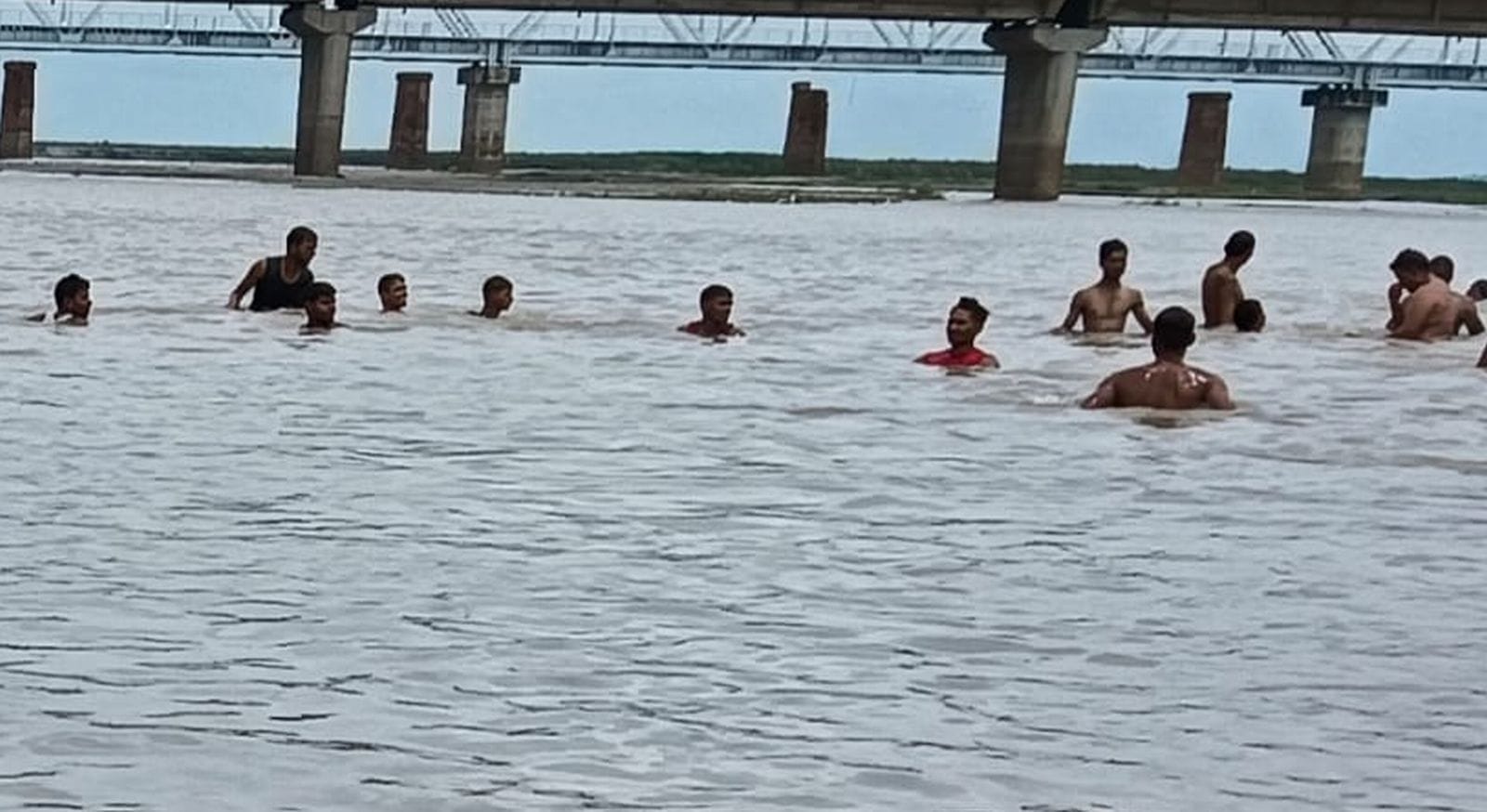 गंगा में बालिका के डूबने के बाद तलाश करती गोताखोरों की टीम। संवाद