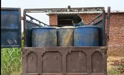 गुजरीवास के खेत में पिकअप से 1170 लीटर पेट्रोल-डीजल बरामद। स्रोत : पुलिस