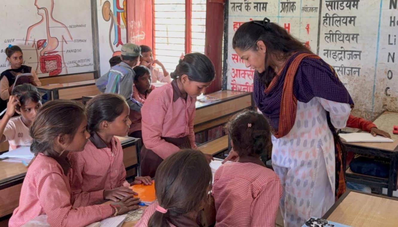 गिलौला में विद्यालय का निरीक्षण करती डीएम।