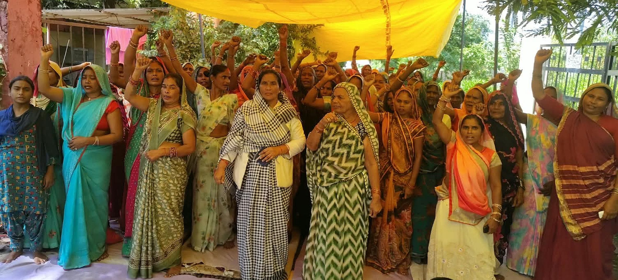 गौरीगंज स्थित अधीक्षण अभियंता कार्यालय के बाहर प्रदर्शन करती महिलाएं। -संवाद