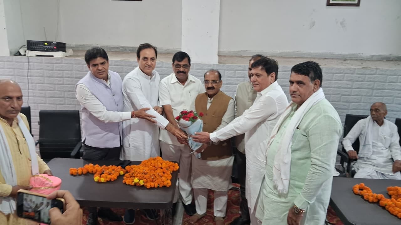 गुर्जर भवन में  अखिल भारतीय गुर्जर महासभा के राष्ट्रीय अध्यक्ष हरीश चंद्र भाटी, राष्ट्रीय उपाध्