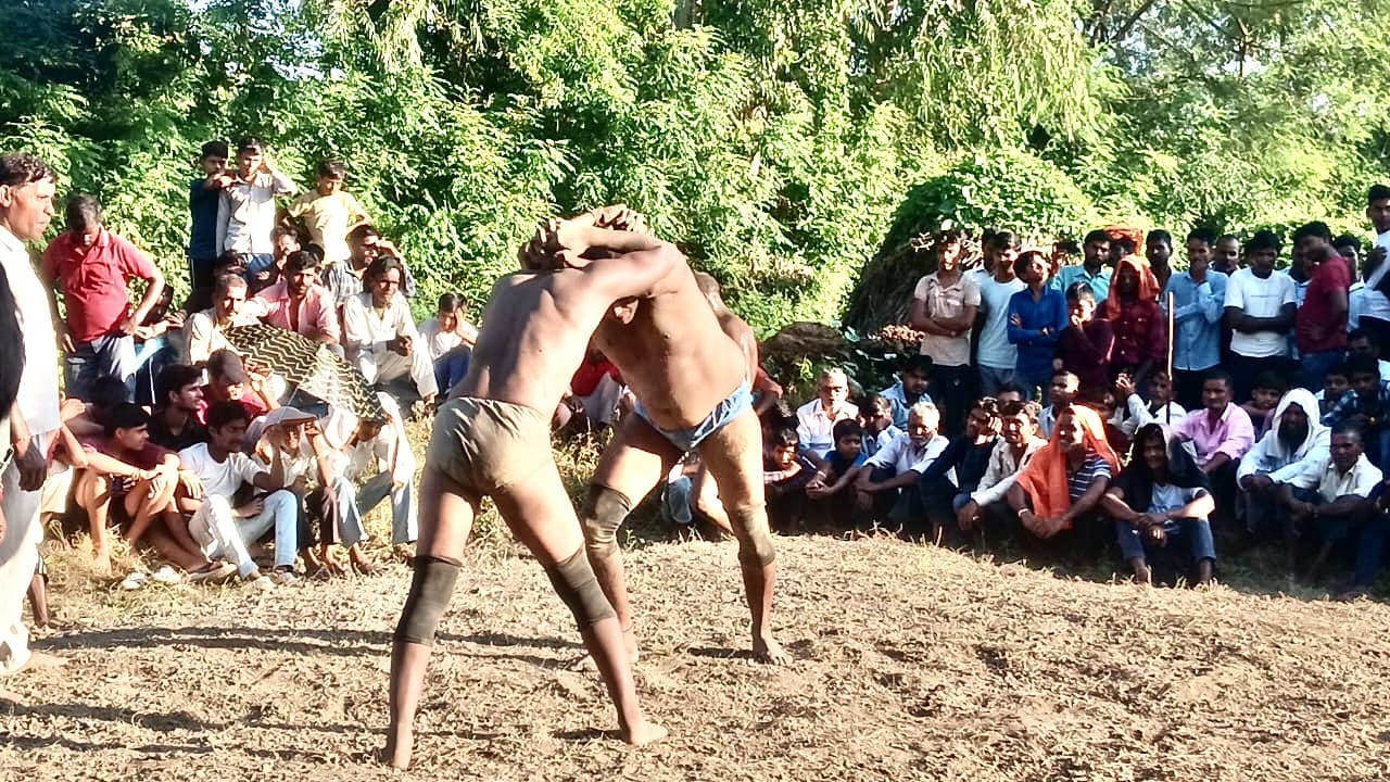 ग्राम ज्योरहा कल्यानपुर दंगल में कुश्ती लड़ते पहलवान स्रोत आयोजक