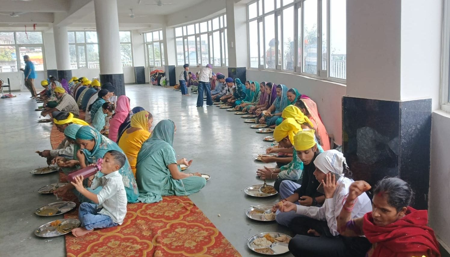 गुरुद्वारा नाहन के लंगर हॉल में प्रसाद ग्रहण करते श्रद्धालु। संवाद
