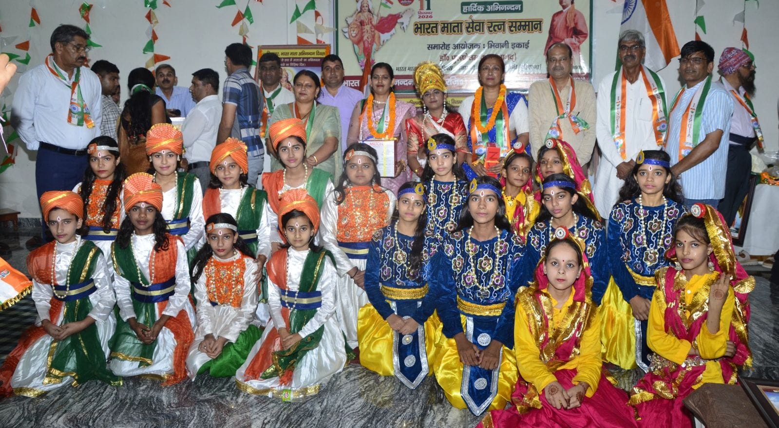 गोशाला मार्केट स्थित राजधानी सेंट्रल हॉल में आयोजित कार्यक्रम में प्रतिभागी बच्चों को सम्मानित 