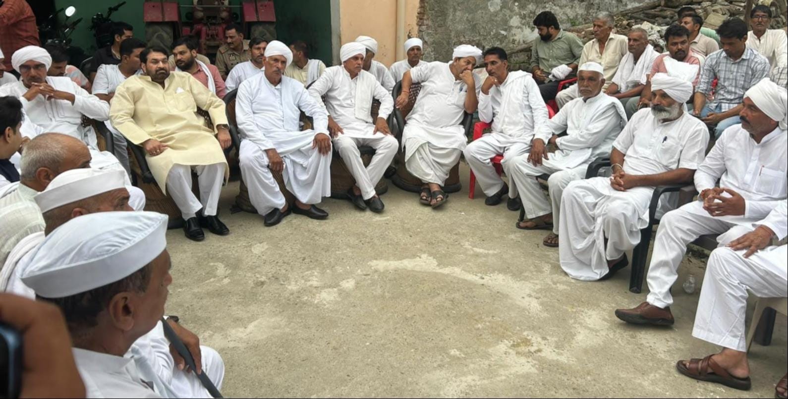 गांव बनतीखेड़ा में पंचायत में मौजूद खाप चौधरी व समाज के लोग। संवाद
