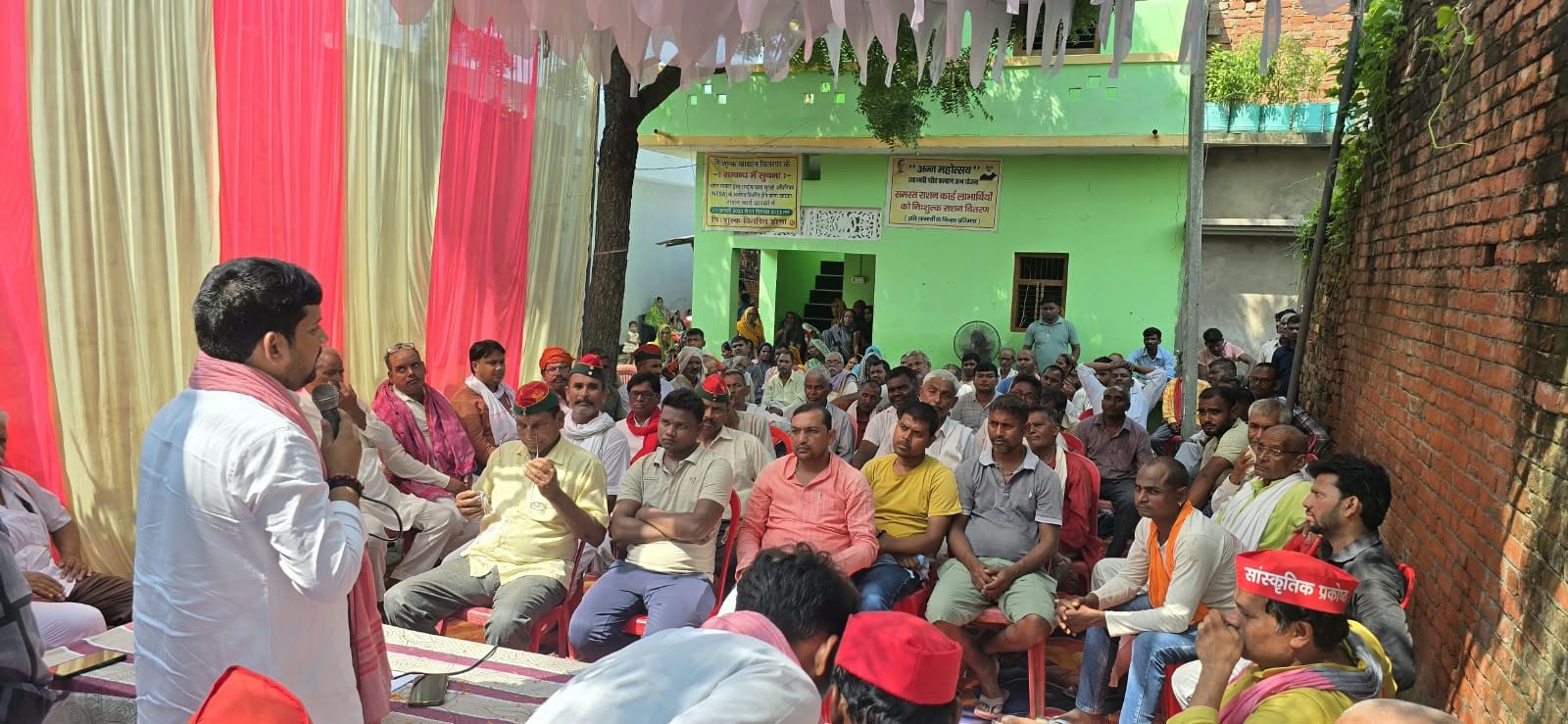 घोसी में पीडीए चौपाल को संबोधित करते पूर्व ब्लाक प्रमुख डा सुजीत कुमार सिंह।संवाद