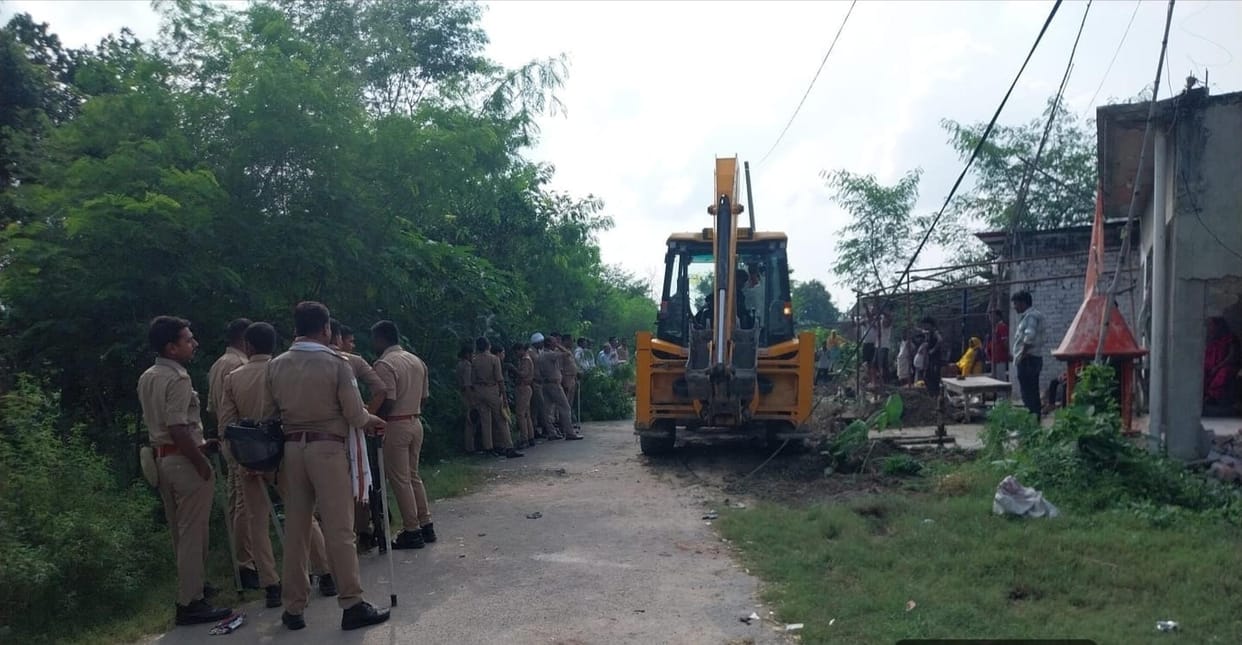 Houses and shops built on Irrigation Department land demolished.