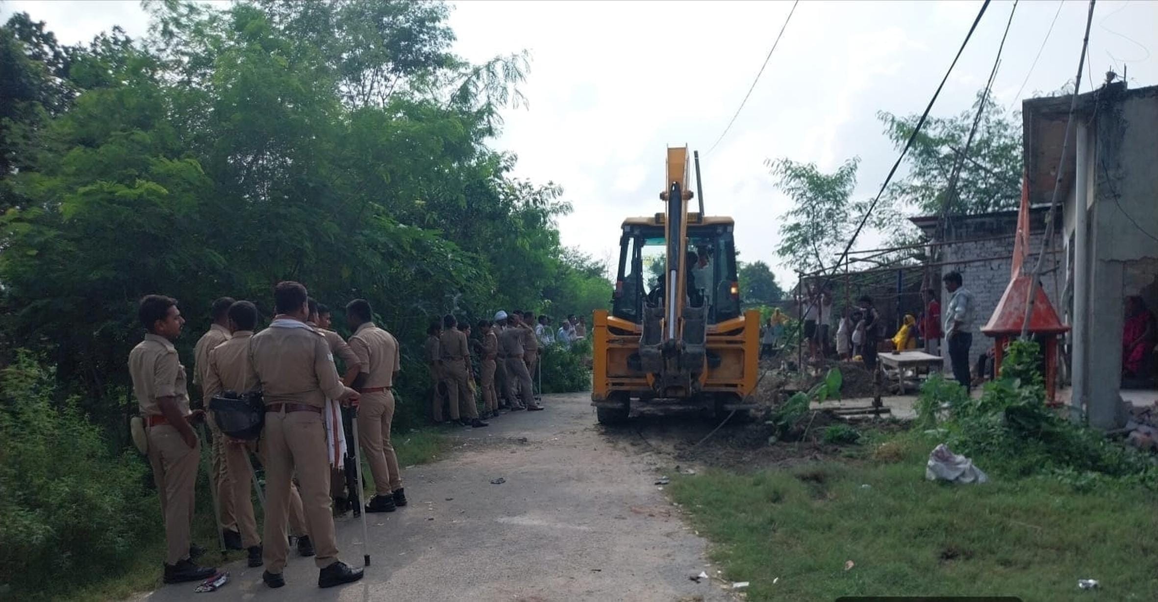 हुजूरपुर में नहर विभाग की जमीन पर अतिक्रमण हटवाते राजस्वकर्मी।