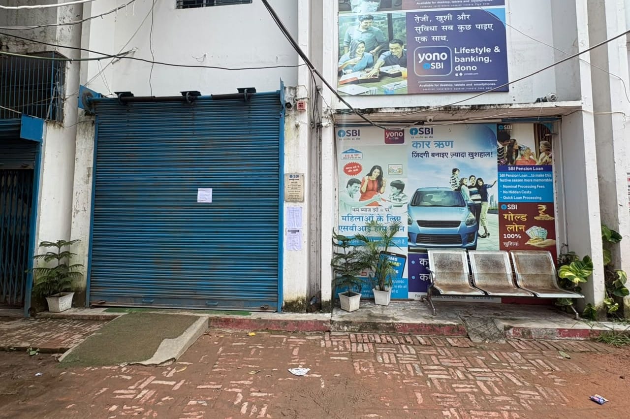हड़ताल से बंद पड़ा स्टेट बैंक ऑफ इंडिया। संवाद