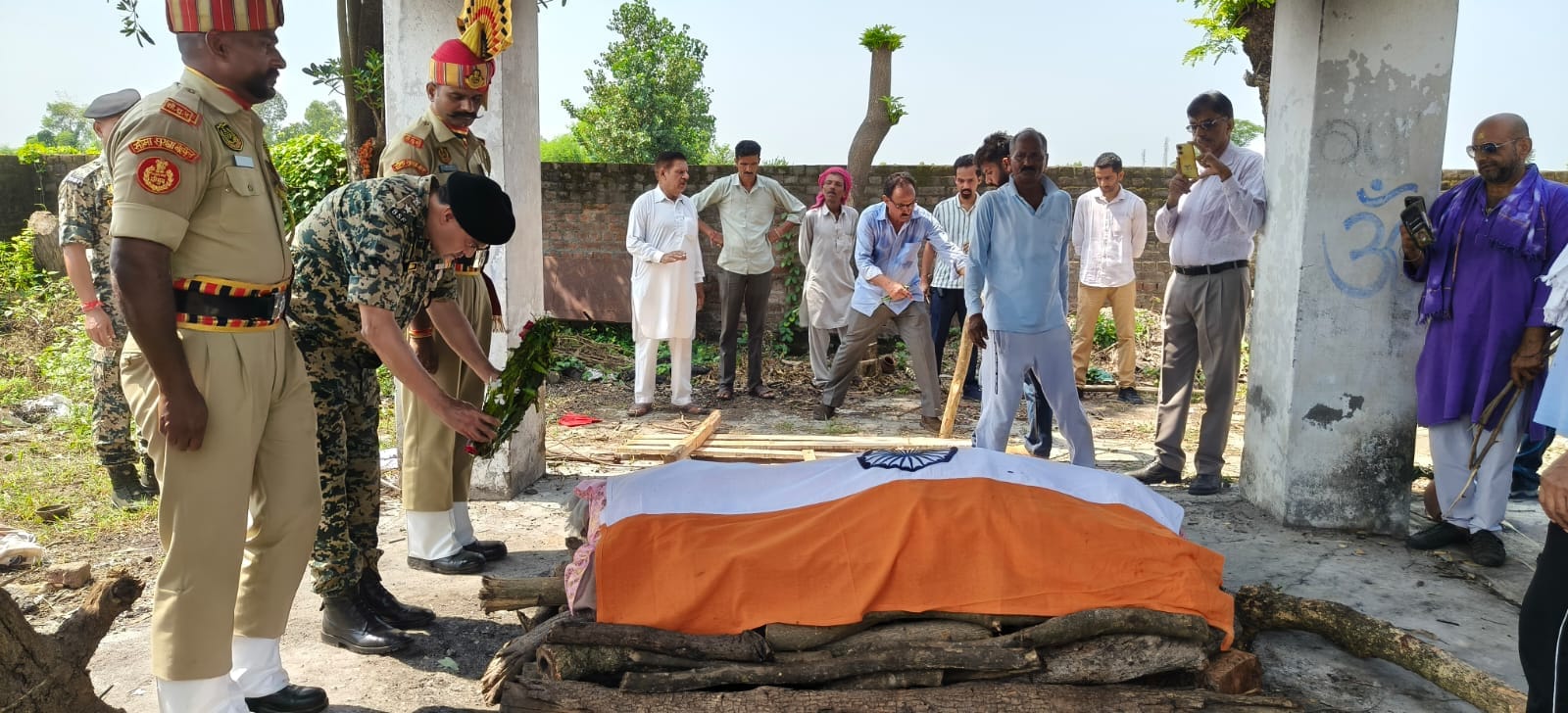 इंदौरा में सेवानिवृत्त डीआईजी अशोक कटोच को पुष्पचक्र अर्पित करते बीएफएफ के द्वितीय कमान अधिकारी