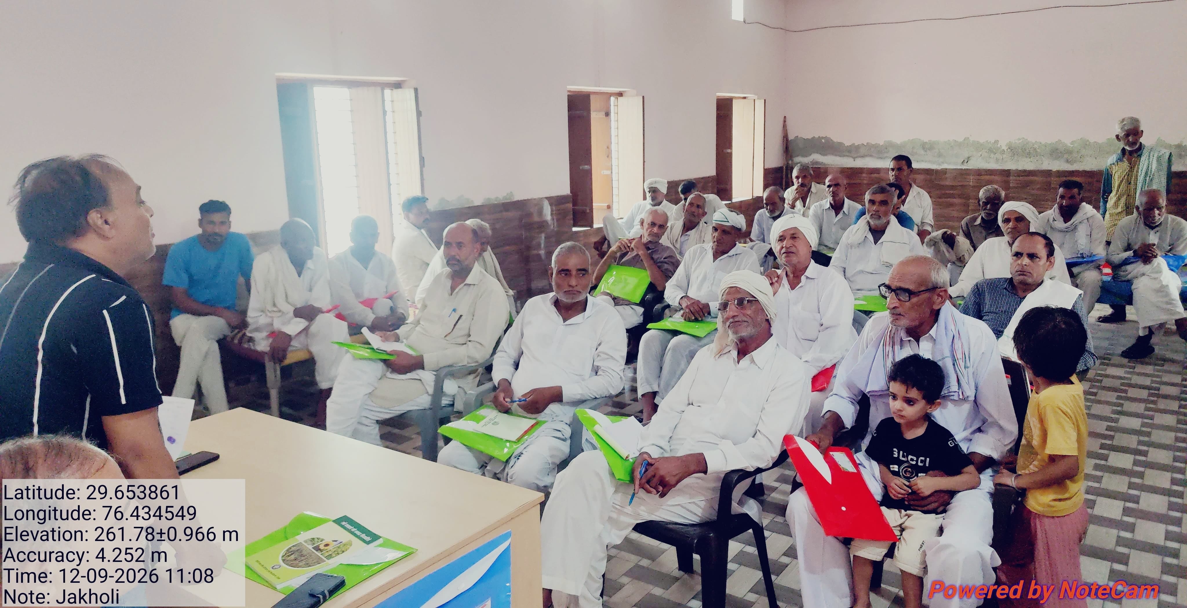 जाखौली में आयोजित ग्राम स्तरीय फसल अवशेष प्रबंधन कार्यक्रम में किसानों को जागरूक करते हुए अधिक