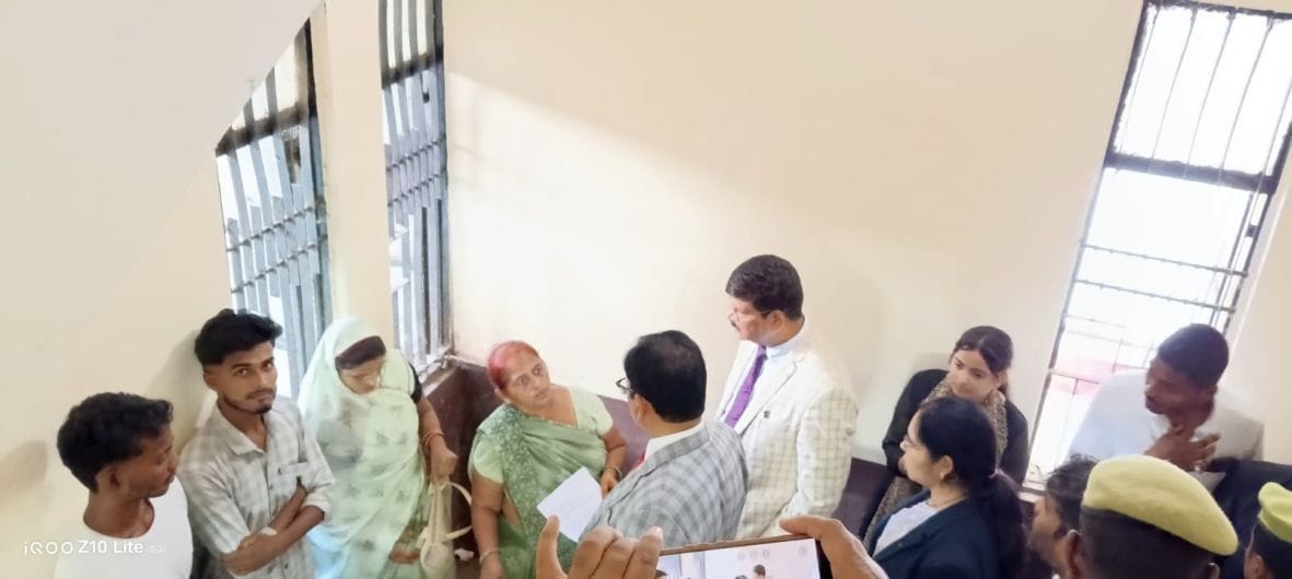  जिला जज सुनील कुमार से बात करतीं महिला लालमनी। - संवाद