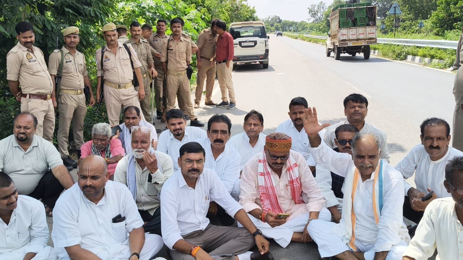 जिला कार्यालय पर पुलिस हिरासत में कांग्रेसी व भंभुआ में धरना देते कार्यकर्ता संवाद