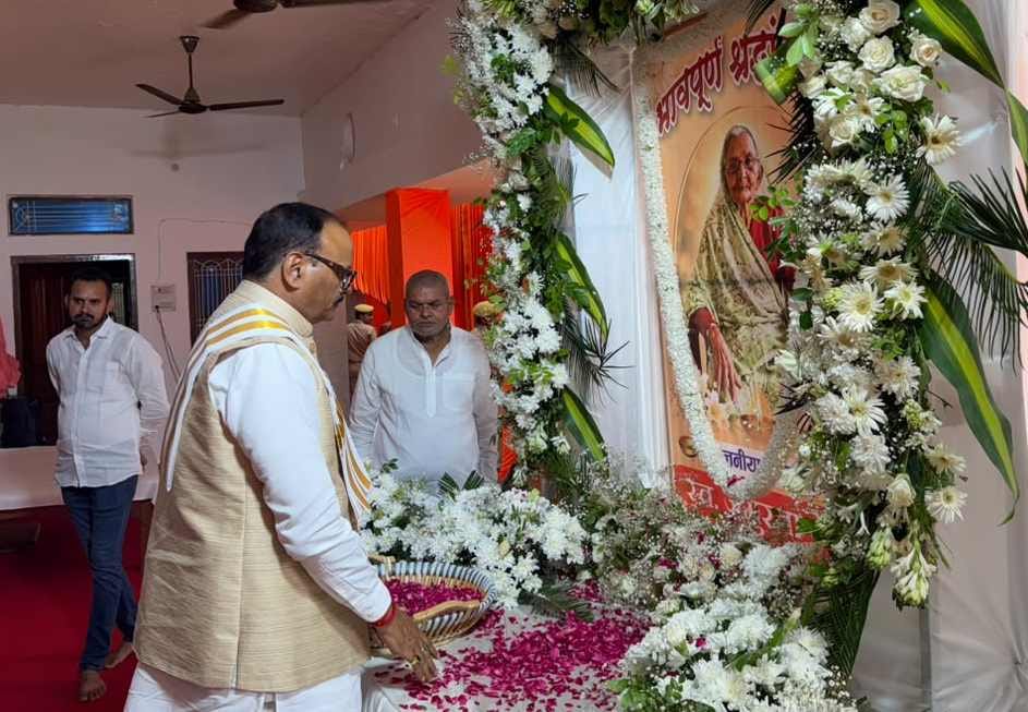 जिवली में क्षेत्रीय अध्यक्ष विनोद राय की माता जी के चित्र पर श्रद्धांजलि अर्पित करते डिप्टी सीए