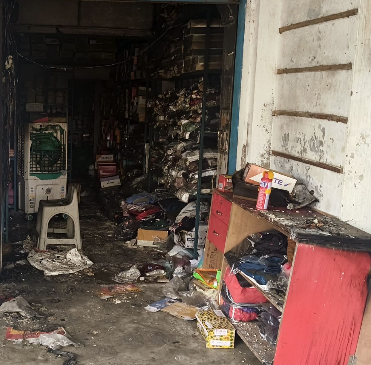 Fire breaks out in clothing store due to short circuit.