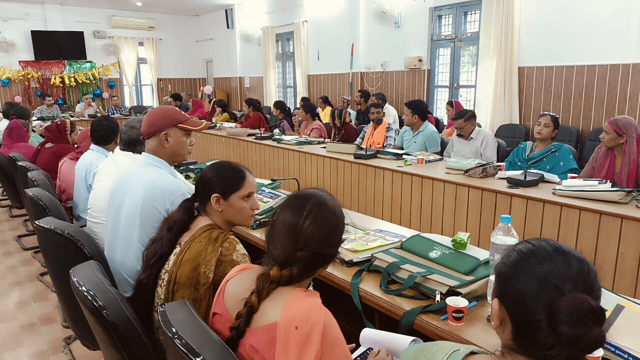 झंडूता में आयोजित प्रशिक्षण में मौजूद वार्ड सदस्य। संवाद