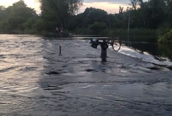 Floods in Jhau Beria, Rahimabad... Administration to operate boats for villagers starting today.