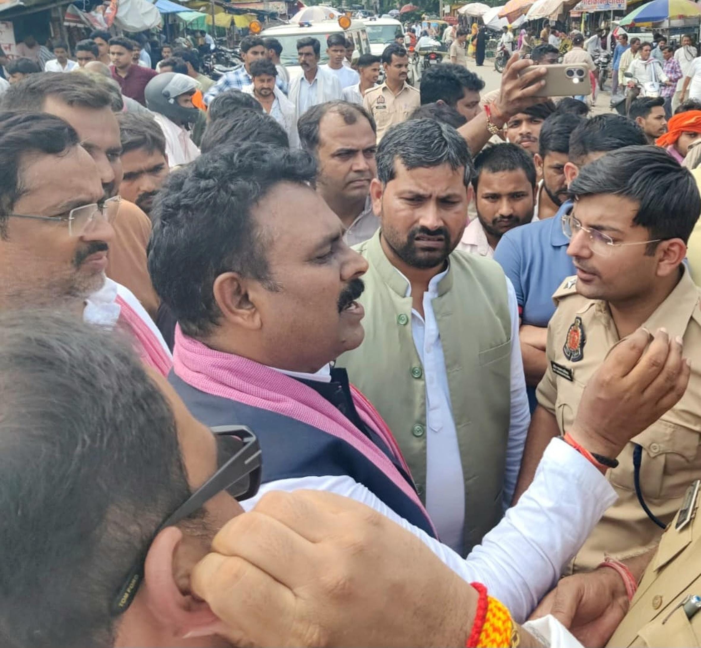 काफिले को रोके जाने पर पुलिस से नोक झोंक करते कार्यकर्ता। 