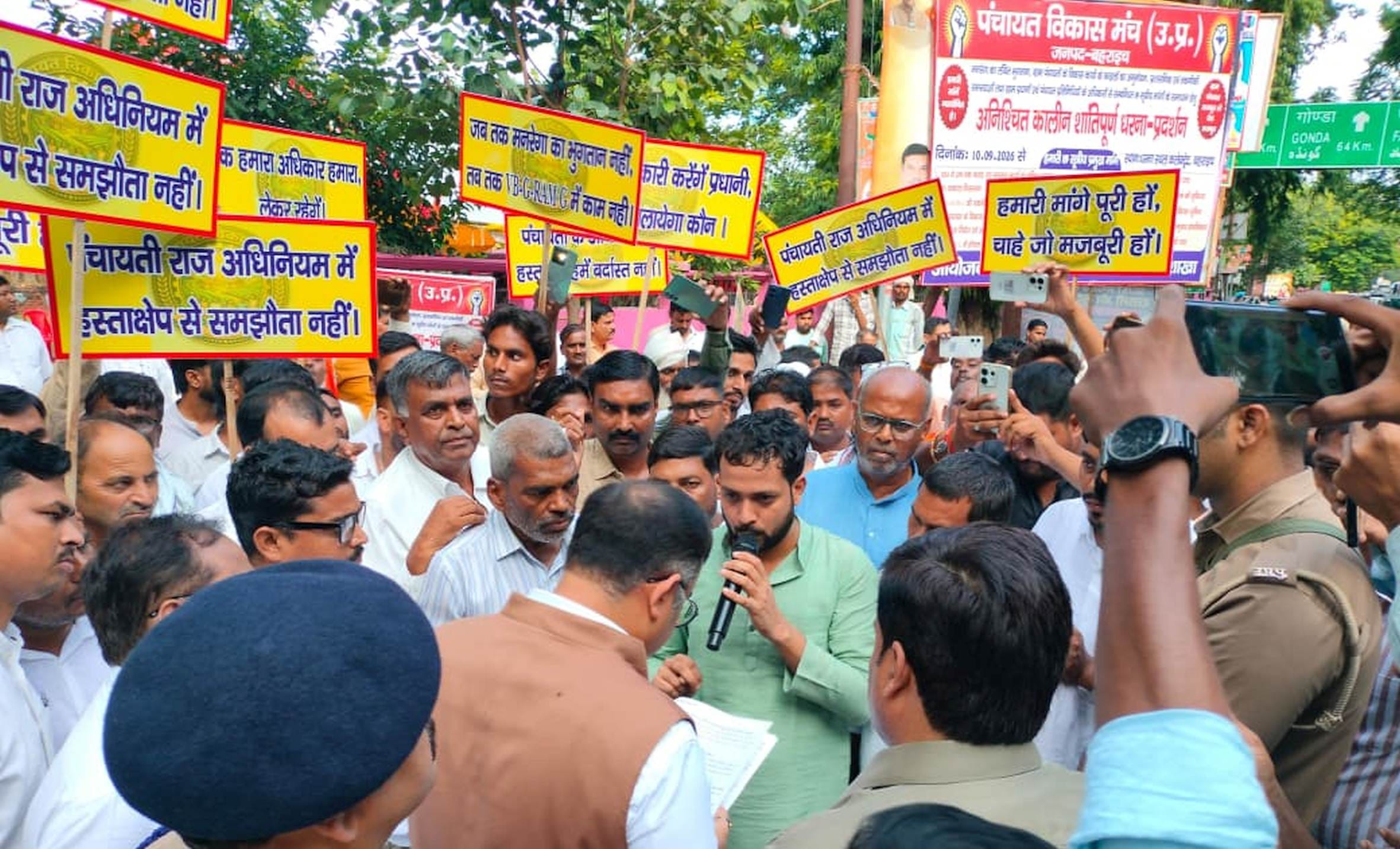 कलेक्ट्रेट में प्रदर्शन कर रहे पंचायत विकास मंच के लोगों से वार्ता करते डीएम व एसपी।