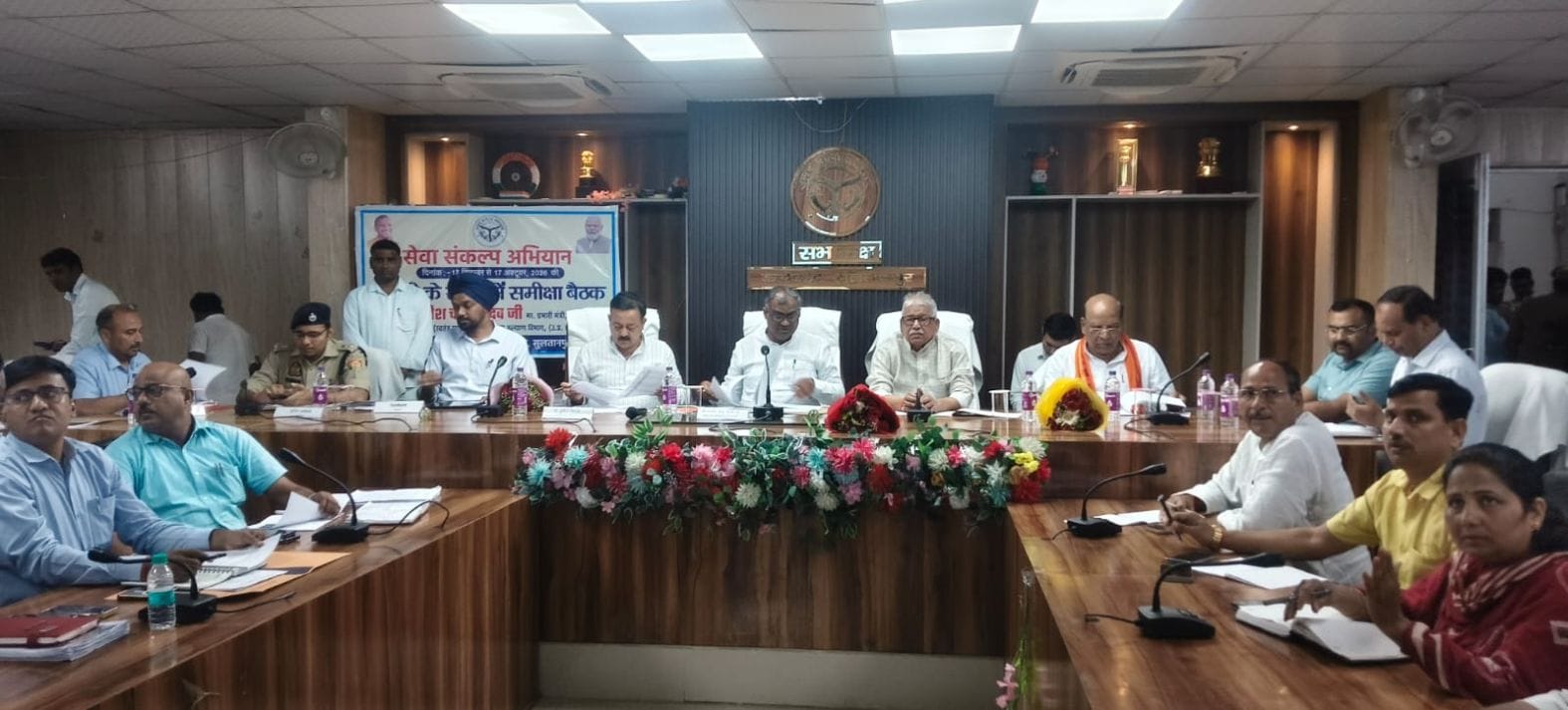 कलेक्ट्रेट सभागार में बैठक करते प्रभारी मंत्री। स्रोत-सूचना विभाग