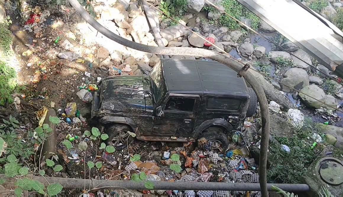 Thar falls into ravine; driver sustains minor injuries.Thar falls into ravine; driver sustains minor injuries.