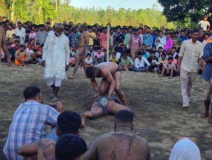 कलीनगर में आयोजित दंगल में भिड़ते पहलवान। स्रोत आयोजक