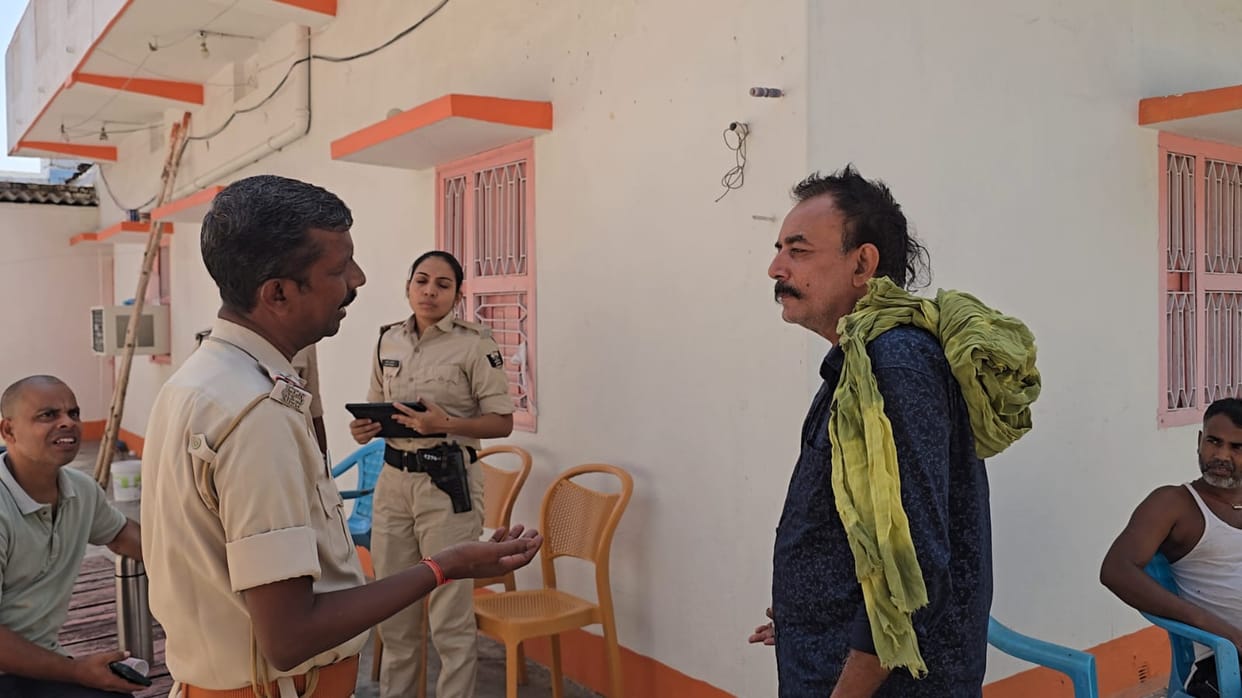 Massive-one-crore-dacoity-home-holding-Commandant-mother-hostage