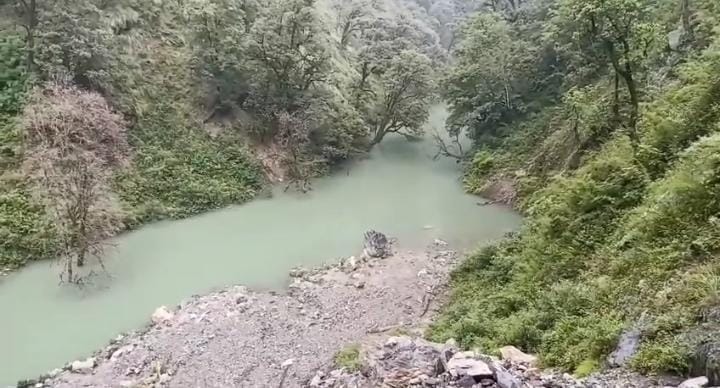 The water level of the Shambhu River in Kunwari increased, submerging the cremation ground.