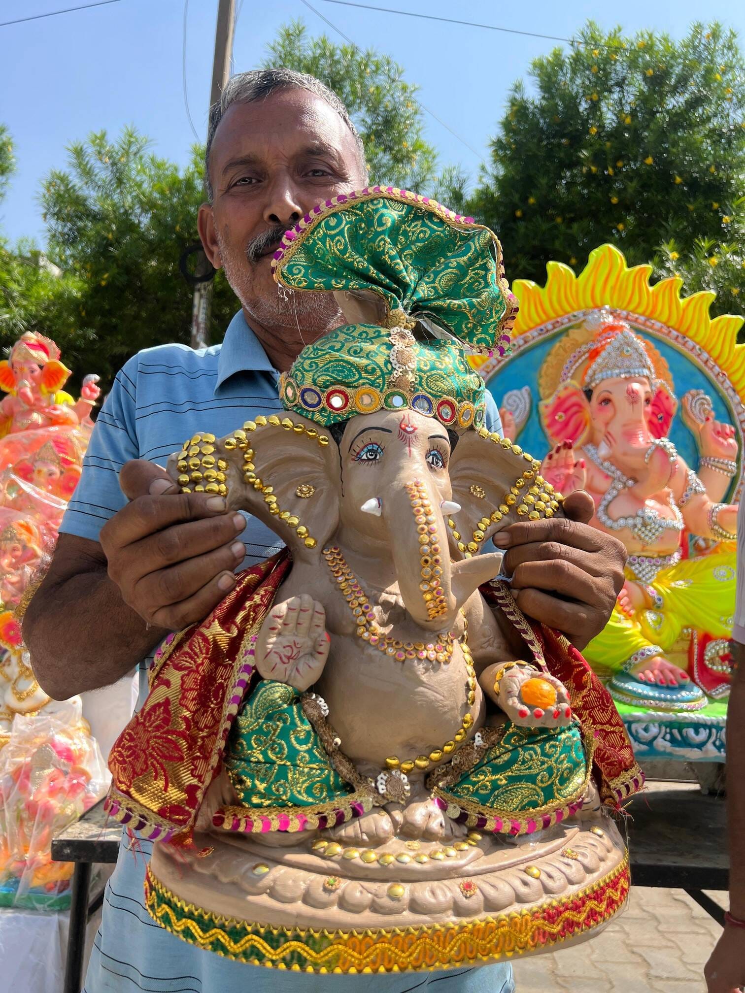 कुरुक्षेत्र। जिंदल हाउस के निकट मार्बल कलर वाली गणेश जी की प्रतिमा दिखाते मूर्ति कलाकार राहुल क