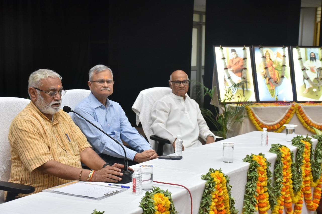 काशी हिन्दू विश्वविद्यालय में शिक्षक संवाद में मंचासीन अतिथि। स्रोत बीएचयू