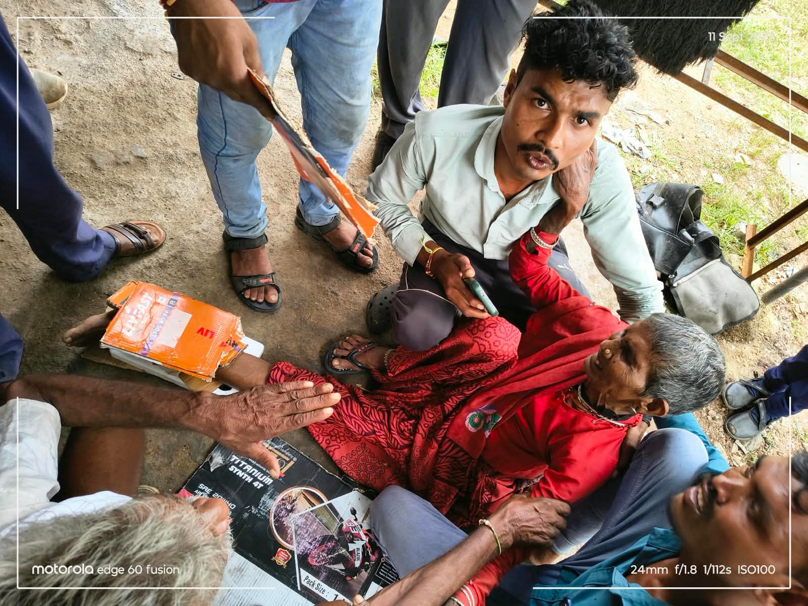 कुत्ते के काटने से घायल वृद्धा को संभालते परिजन। संवाद