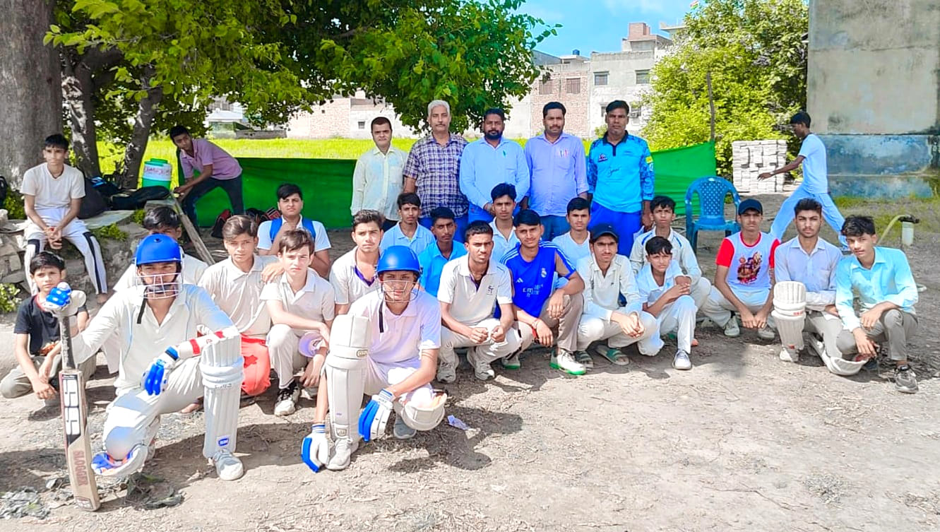 खुर्जा के एसएमजेईसी इंटर कॉलेज में आयोजित क्षेत्रीय क्रिकेट टूर्नामेंट प्रतियोगिता में विजेता ट